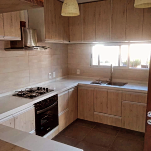 mueble bajo mesada 2,5m - espacio horno empotrado puertas batientes -color roble arena kenduky - Image 1