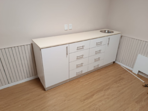 Mueble Bajo 1,60m - 2 Puertas en los Extremos y 8 Cajones Centrales con Bacha - Blanco - Image 1