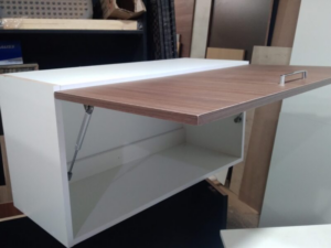 Mueble Aéreo 90cm - Puerta Batiente - Blanco y Nogal Oscuro - Image 1