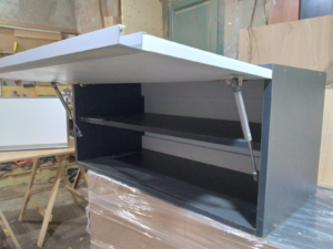 Mueble Aéreo 90cm - Puerta Batiente con Manija Perfil Aluminio - Blanco y Negro - Image 1