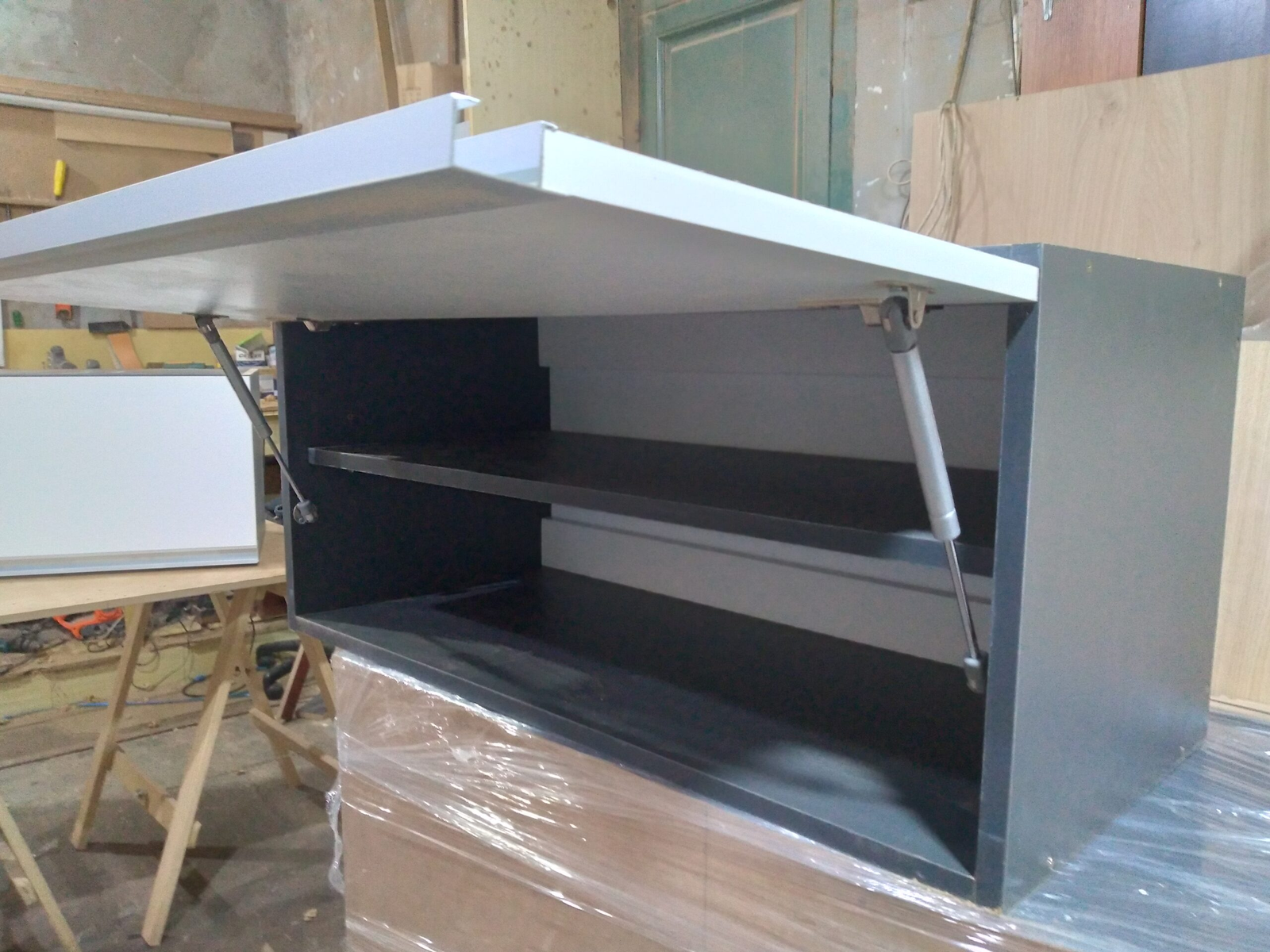 Mueble Aéreo 90cm - Puerta Batiente con Manija Perfil Aluminio - Blanco y Negro