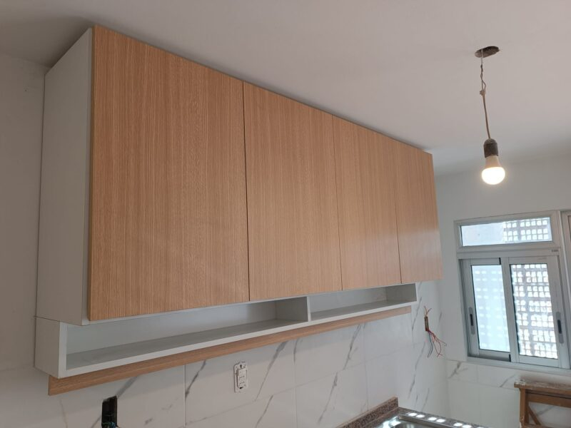Mueble Aéreo 1,20m - 4 Puertas Batientes con Agarre Ciego - Blanco y Kendall