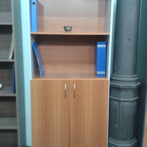 Biblioteca 1,80m - Media Puerta Inferior y Estante Superior Divisor - Guindo - Image 1