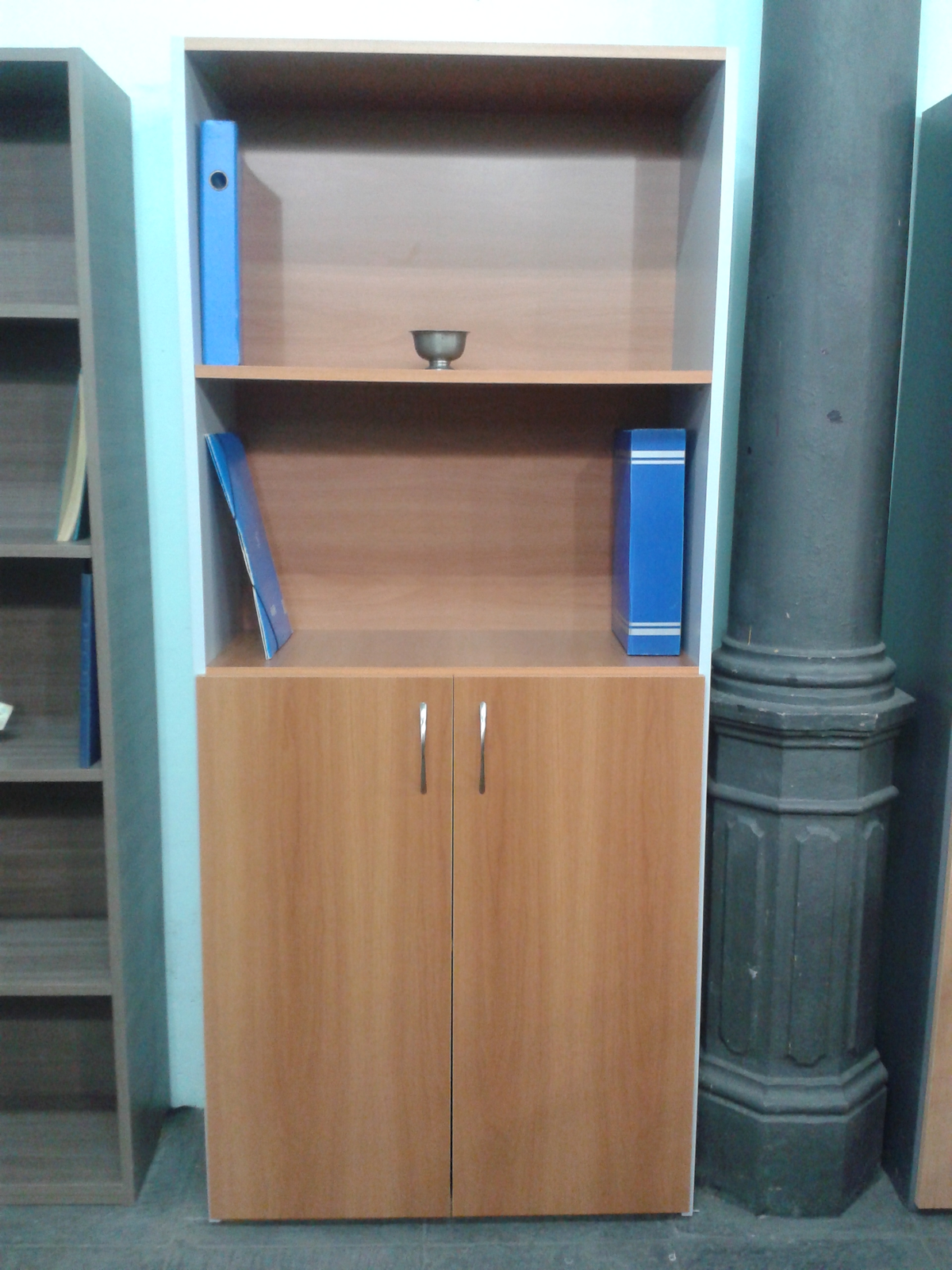 Biblioteca 1,80m - Media Puerta Inferior y Estante Superior Divisor - Guindo