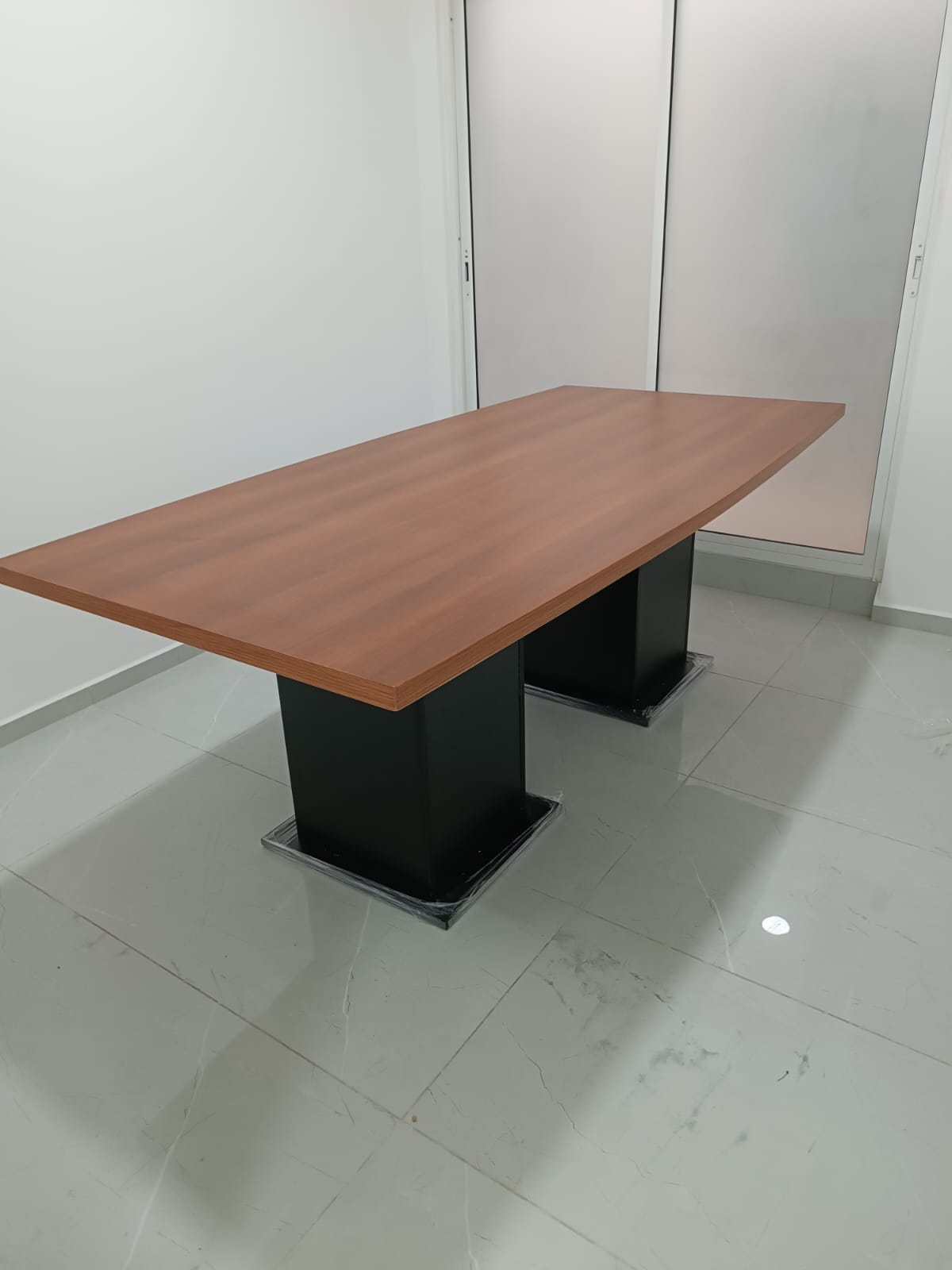 Mesa Corporativa 1,80m - Cóncava con Base de Columnas - Guindo