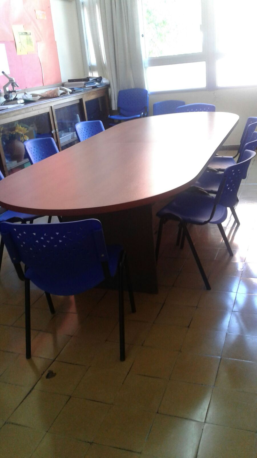 Mesa Corporativa 1,80m - Oval con Base Recta - Guindo
