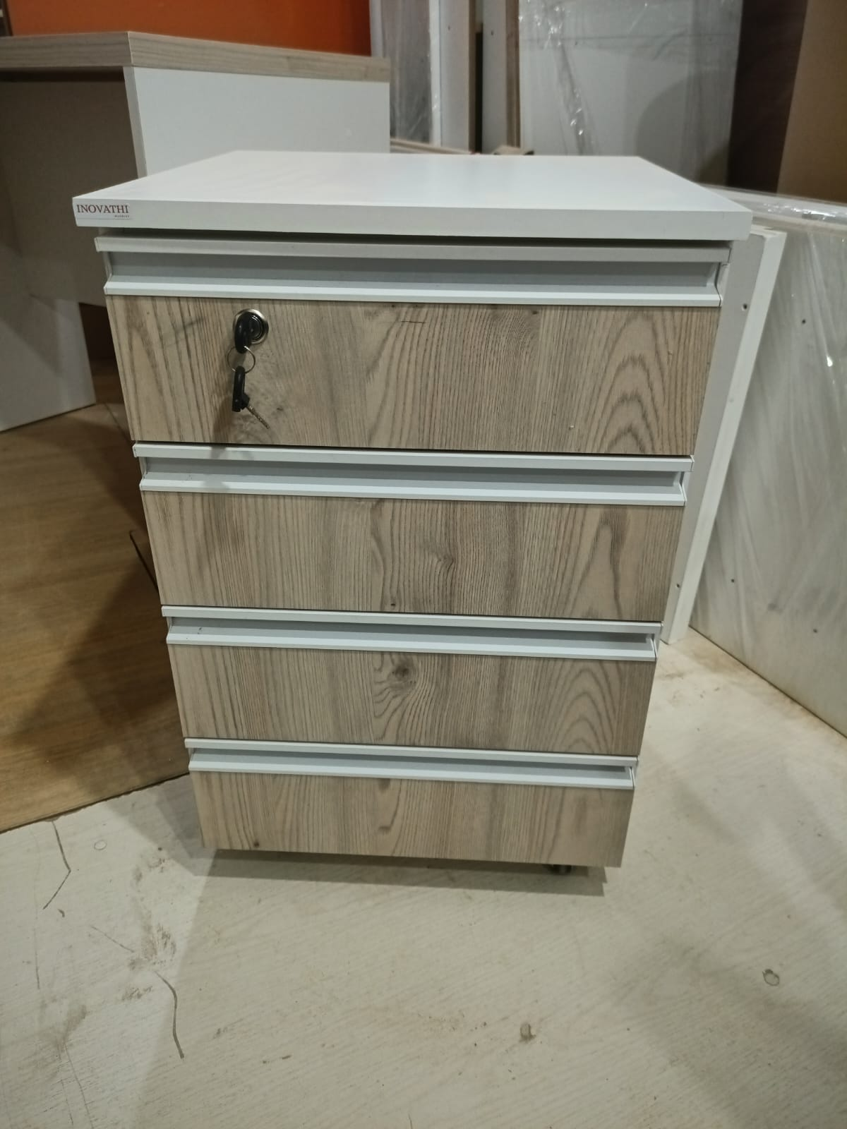 Cajonera Rodante para Escritorio 45cm - 4 Cajones con Cerradura y Manija Perfil Aluminio - Arena Kenduky